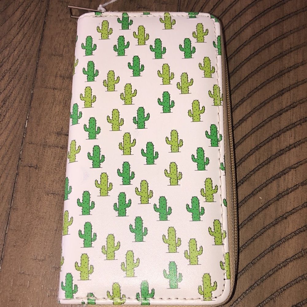 NWT Lucky 🍀 Cacti 🌵 Vegan 🌱 Zip Wallet 12 card inserts zip coin Secure!